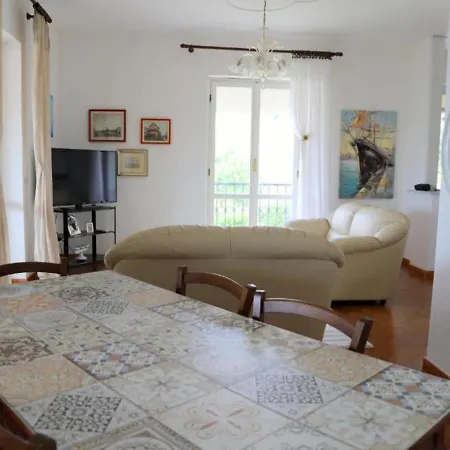 In Di 150 Mq - Vista Mozzafiato Fronte Mare Con Giardino Privato Villa