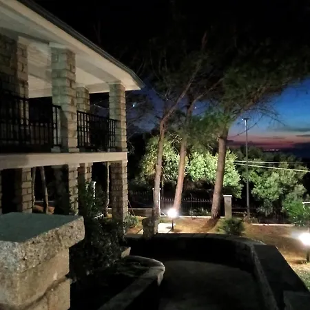 Villa In Di 150 Mq - Vista Mozzafiato Fronte Mare Con Giardino Privato