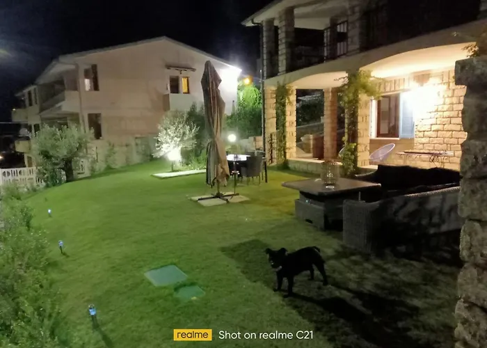 In Di 150 Mq - Vista Mozzafiato Fronte Mare Con Giardino Privato