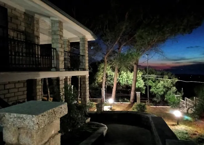 Villa In Di 150 Mq - Vista Mozzafiato Fronte Mare Con Giardino Privato